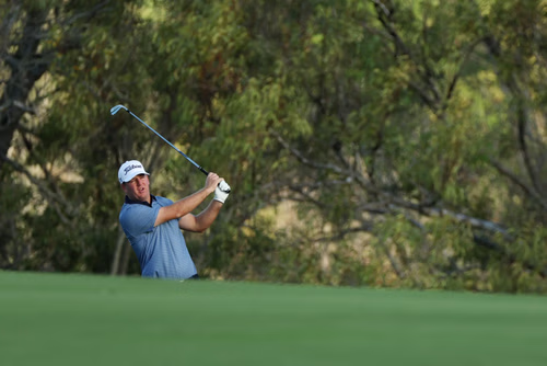 Un buen comienzo le da a Tom Hoge el liderato en el primer partido del PGA Tour