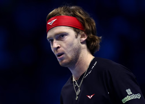 El campeón defensor Andrey Rublev quedó sorprendido en la segunda ronda en Hong Kong