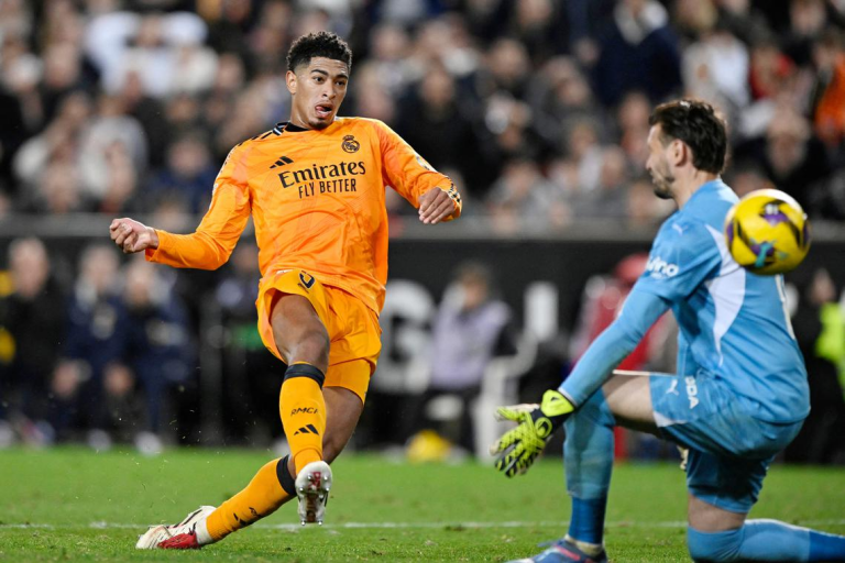 Lee más sobre el artículo El Real Madrid sube a la cima gracias a la última racha de Bellingham que gana 2-1 en Valencia